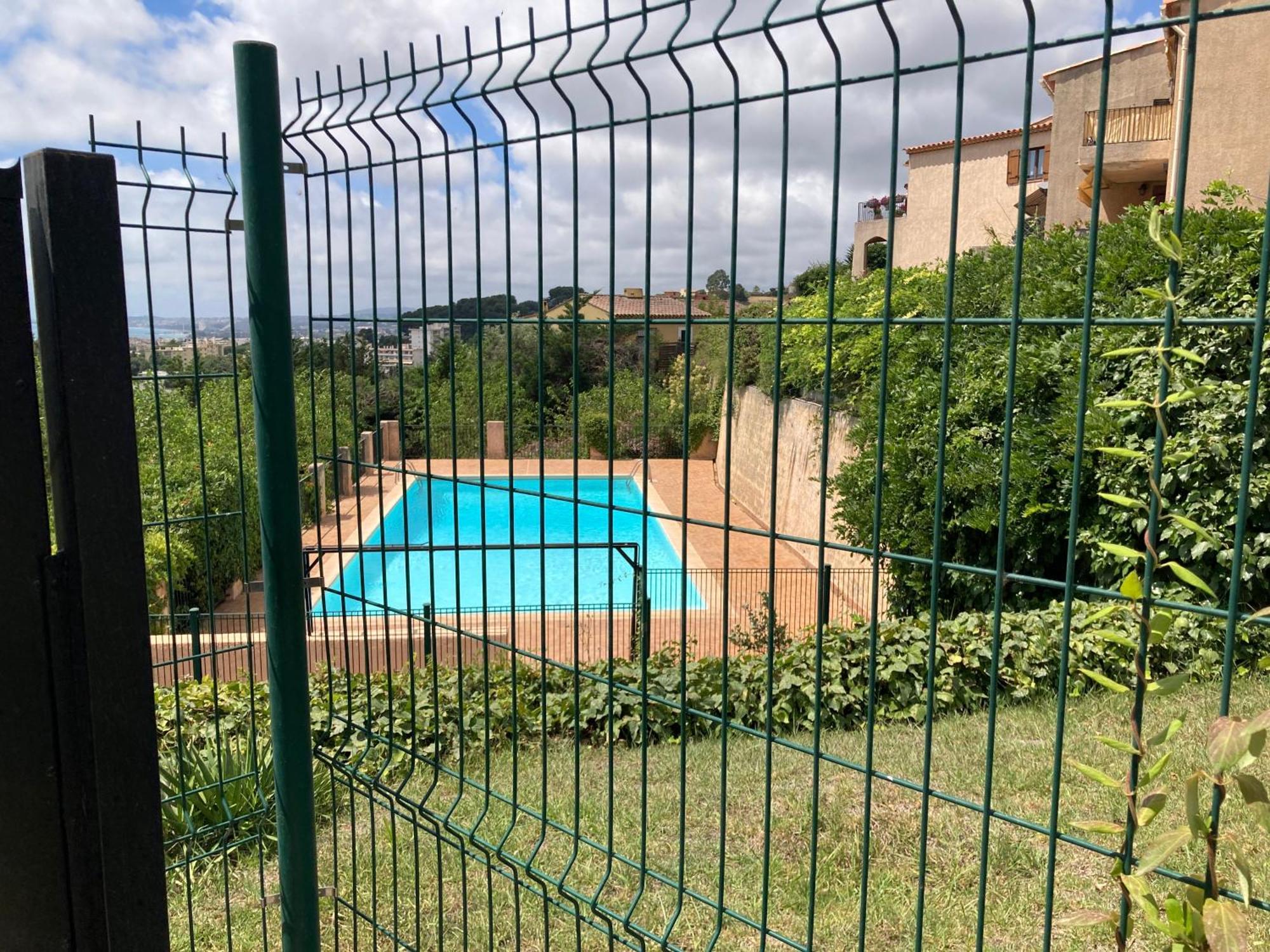 T2 Traversant Avec Une Grande Terrasse Et Piscine Cagnes-sur-Mer Buitenkant foto